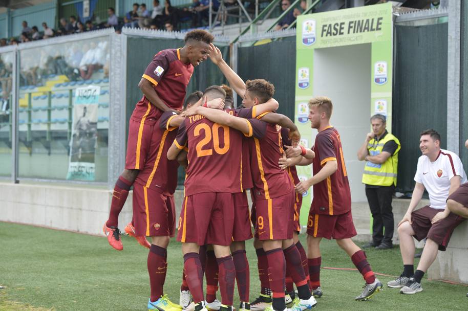 La festa dei giocatori della Roma: con il 2-0 all&#39;Entella sono in semifinale del campionato Primavera. Getty Images